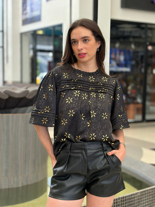 Blusa Negra con Flores Doradas y Alforzas