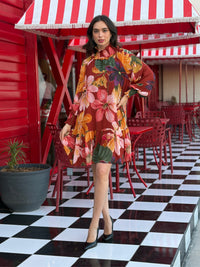 Vestido corto floral con cuello nido de abeja
