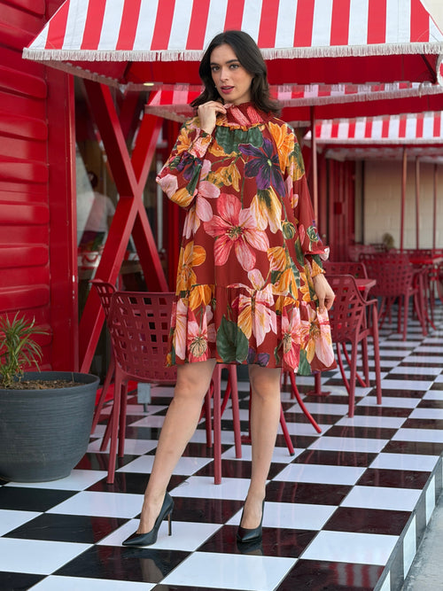 Vestido corto floral con cuello nido de abeja