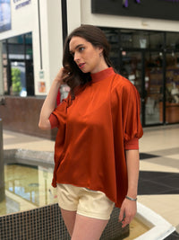 Blusa holgada satinada color terracota/ladrillo