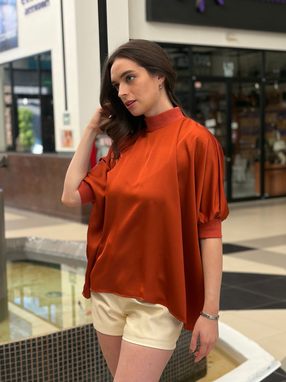 Blusa holgada satinada color terracota/ladrillo