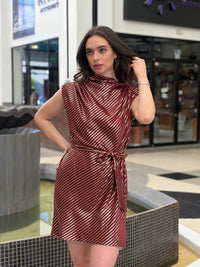 Vestido corto plisado vino con destellos dorados