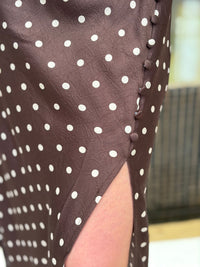 Vestido midi café de lunares blancos
