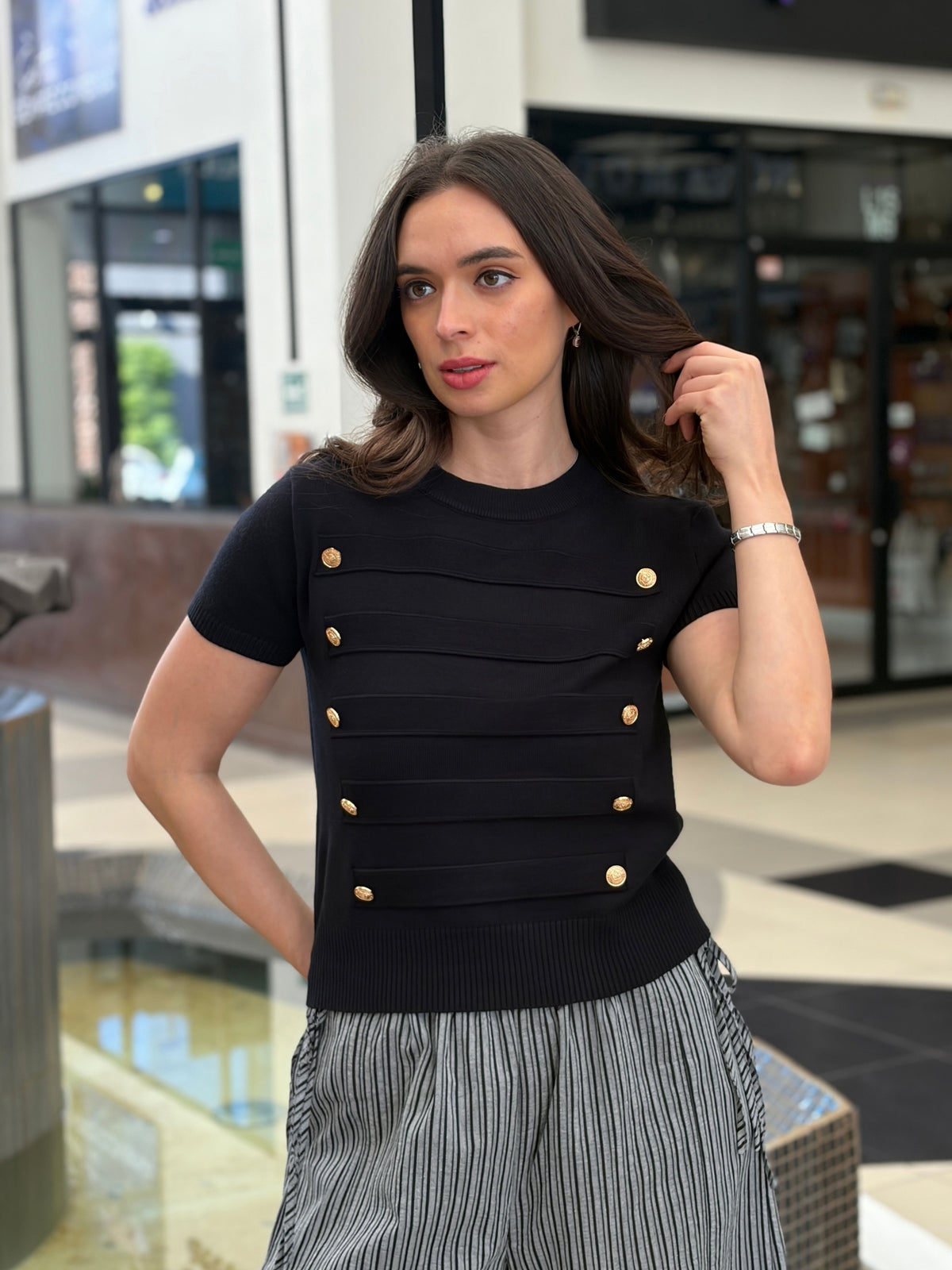 Blusa Tejida Mangas Cortas con Acentos Militares